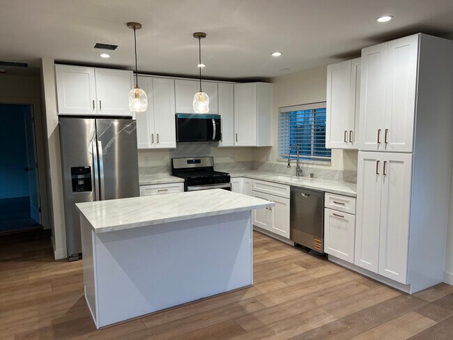 Foto del edificio - 8474 Golden Ridge Rd