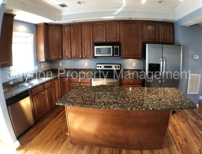 Building Photo - Charming 2BR + Den 2.5BA Townhome w/ Garage!