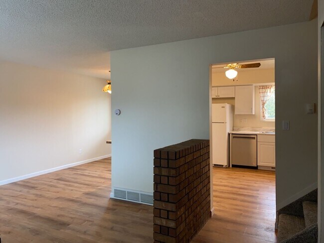 Building Photo - Spacious West-Side Tri-Level Home