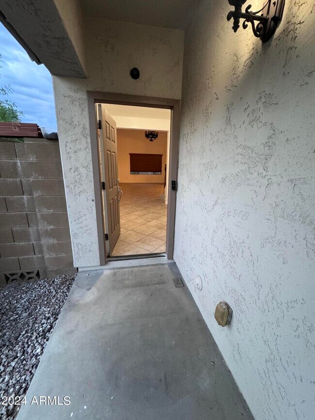 Foto del edificio - 2110 W Kathleen Rd