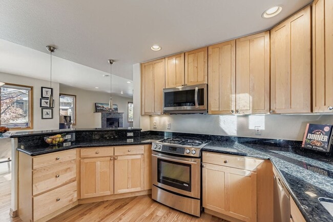 Foto del edificio - 932 Poplar Pl