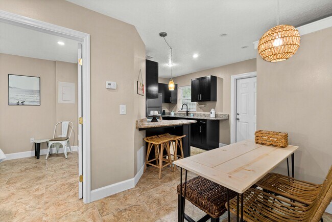 Foto del edificio - 1676 Pineapple Ave