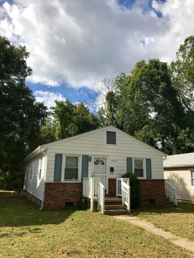 Foto del edificio - 3 bedroom house on quiet dead end! All ele...