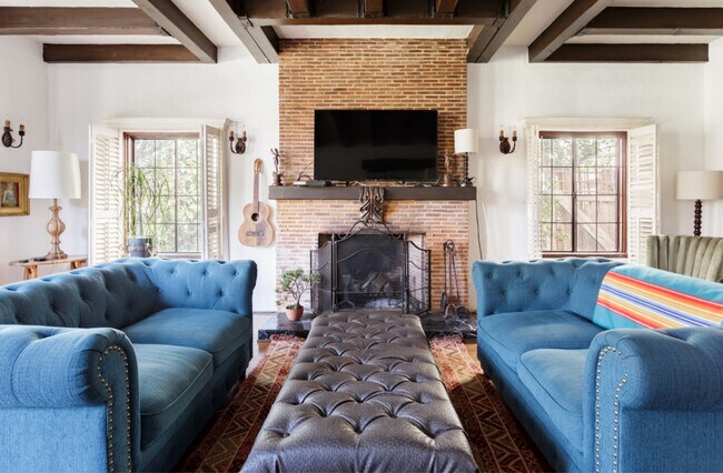 Livingroom w/ fireplace - 1116 S Tremaine Ave