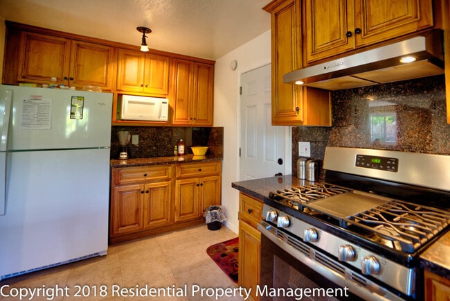 Building Photo - Updated 3 Bed / 2 Bath Home on Corner Lot