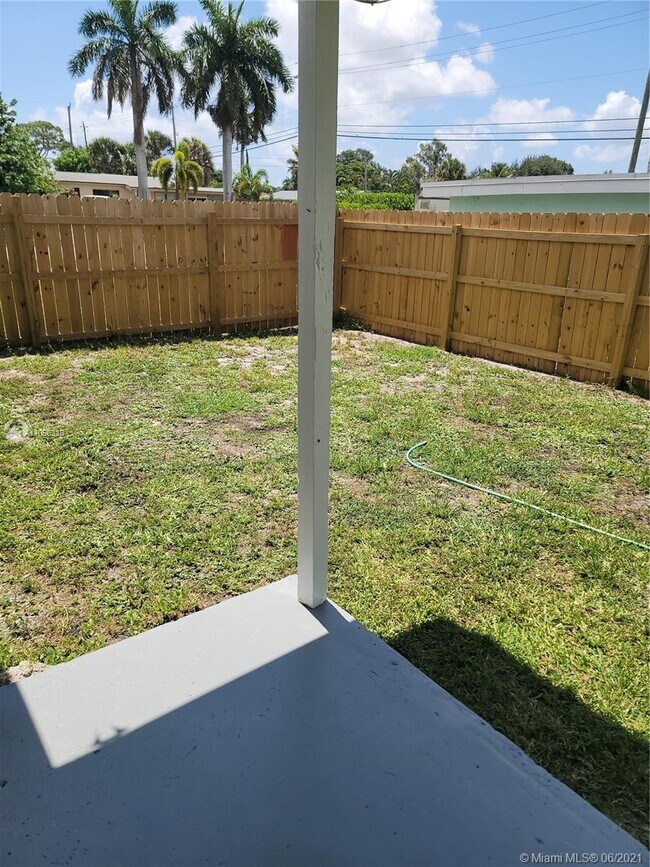 Building Photo - 1637 W Breezy Ln