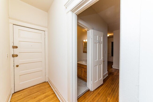 Foto del edificio - 2 bedroom in Chicago IL 60657