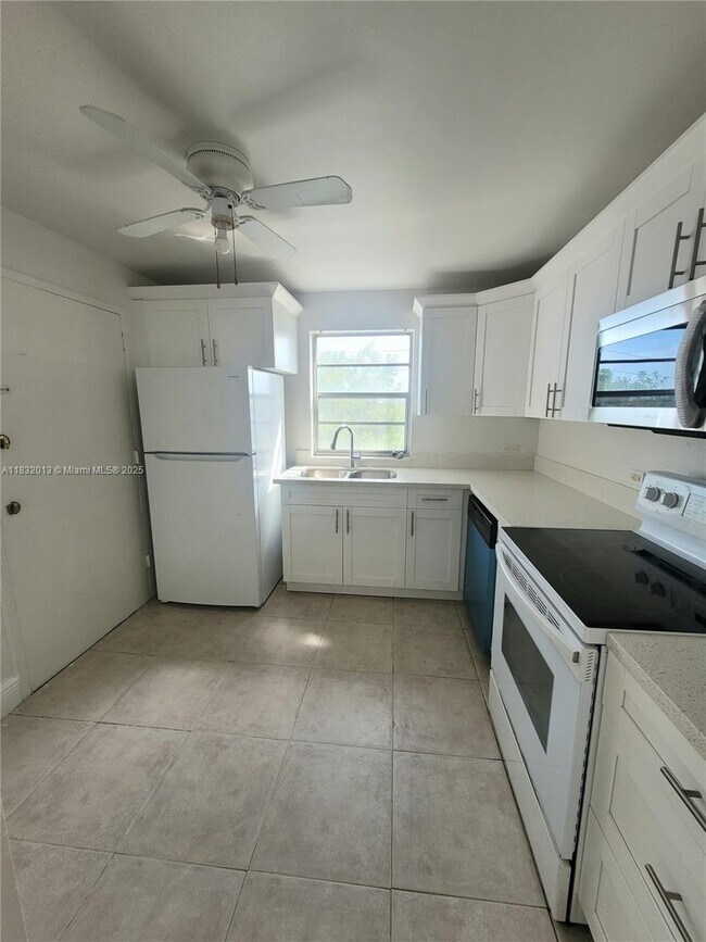 Building Photo - 2025 NE 164th St