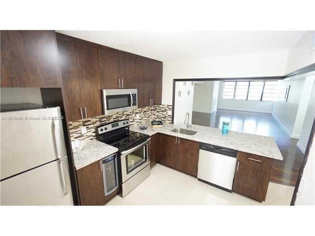 Foto del edificio - 3100 NW 42nd Avenue Unit D202