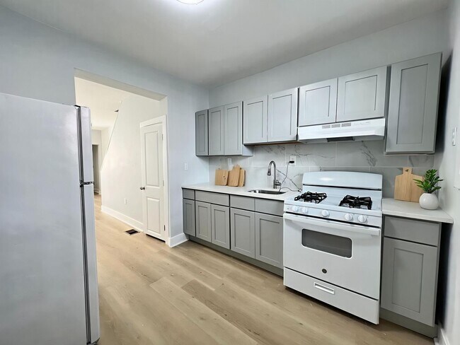 Building Photo - Remodeled 3bd/1 House with Rear yard!! SEC...