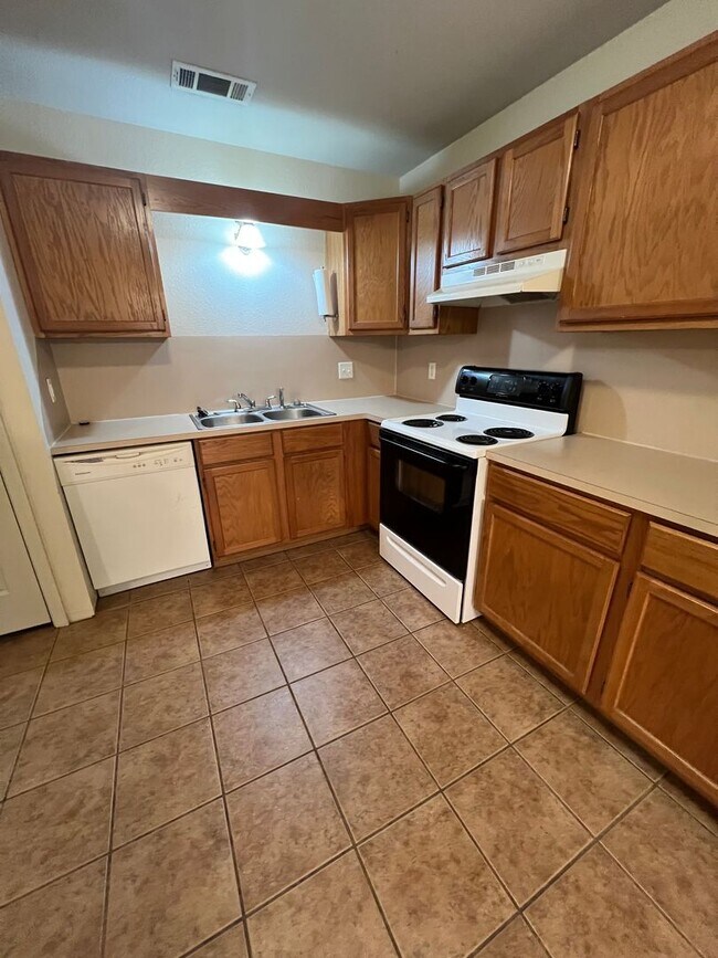 Foto del edificio - 3 Bed, 2 Bath, 1058 SQ FT, 1 Car Garage