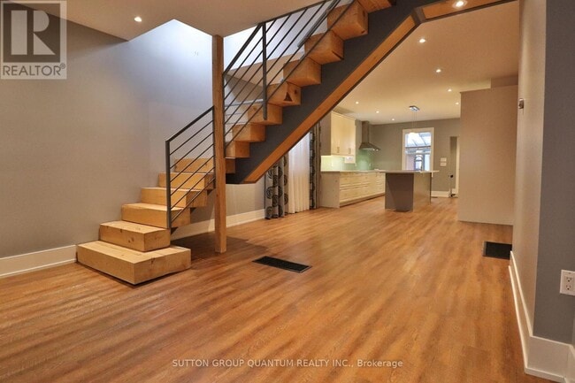 Photo du bâtiment - 803 Lansdowne Ave