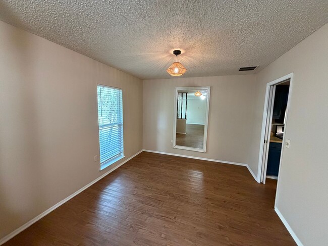 Building Photo - Charming One-Story Ranch on Corner Lot in ...