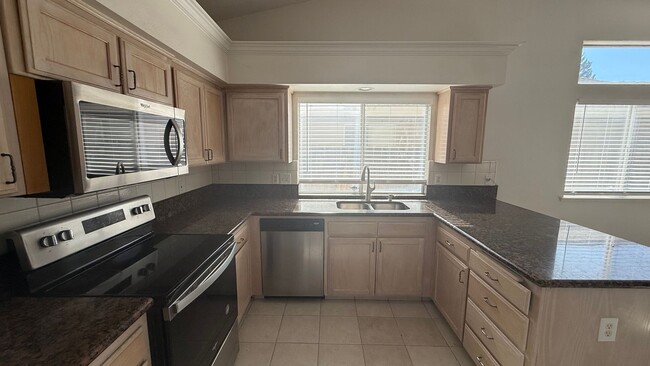 Building Photo - 3 Bedroom, 2.5 bath home in Desirable Fresno Neighborhood