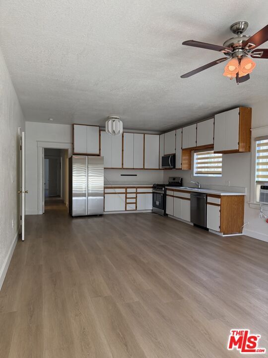 Foto del edificio - 832 S Catalina St