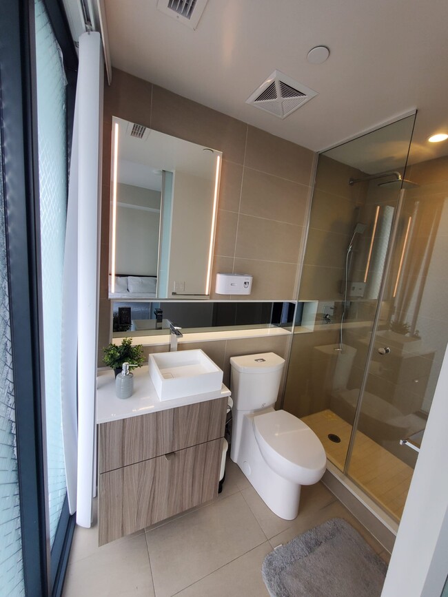 Building Photo - Master Room & Ensuite Bath - Queen West