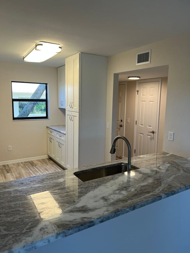 Building Photo - 175 Kings Hwy