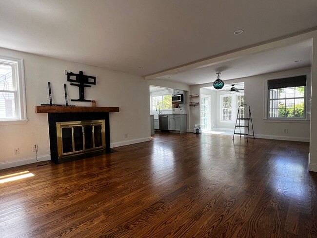 Foto del edificio - Gorgeous, Fully Renovated Newton Highlands...