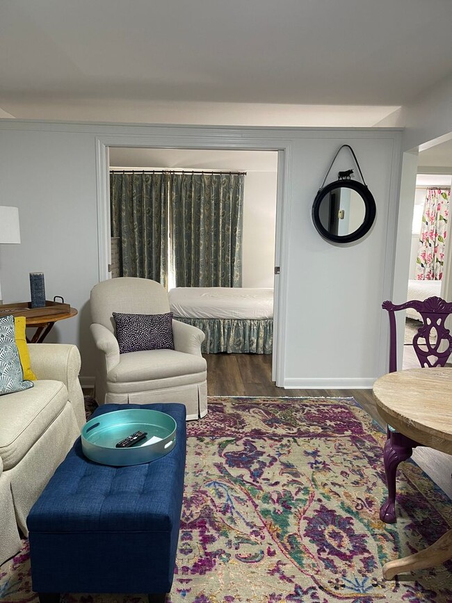 Foto del edificio - Stadium Village Furnished 1 Bedroom! Water, Trash, Electricity and Internet included!