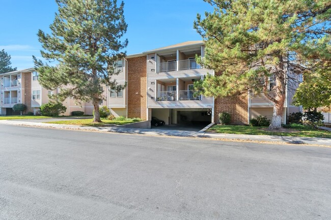 Great Location - Leafy Sandy Condo - Great Location - Leafy Sandy Condo