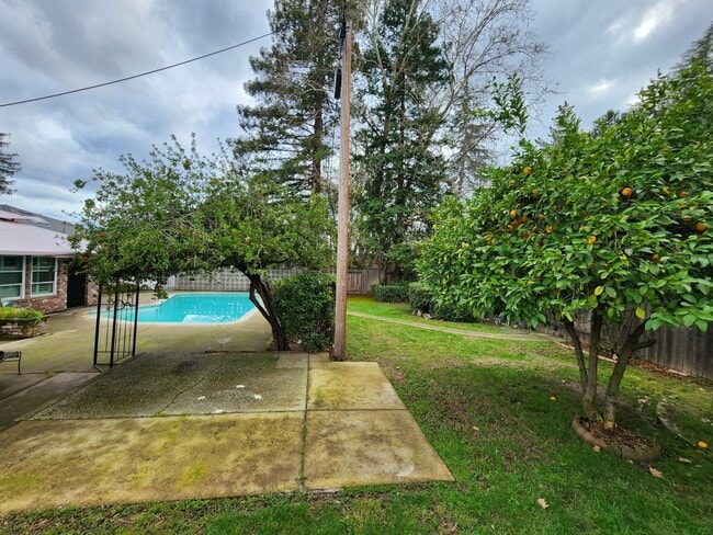Building Photo - Central Roseville, Pool, Gardner Single Story Large Yard,  3 bedrooms, 2 baths,  1931sqft Gardner...