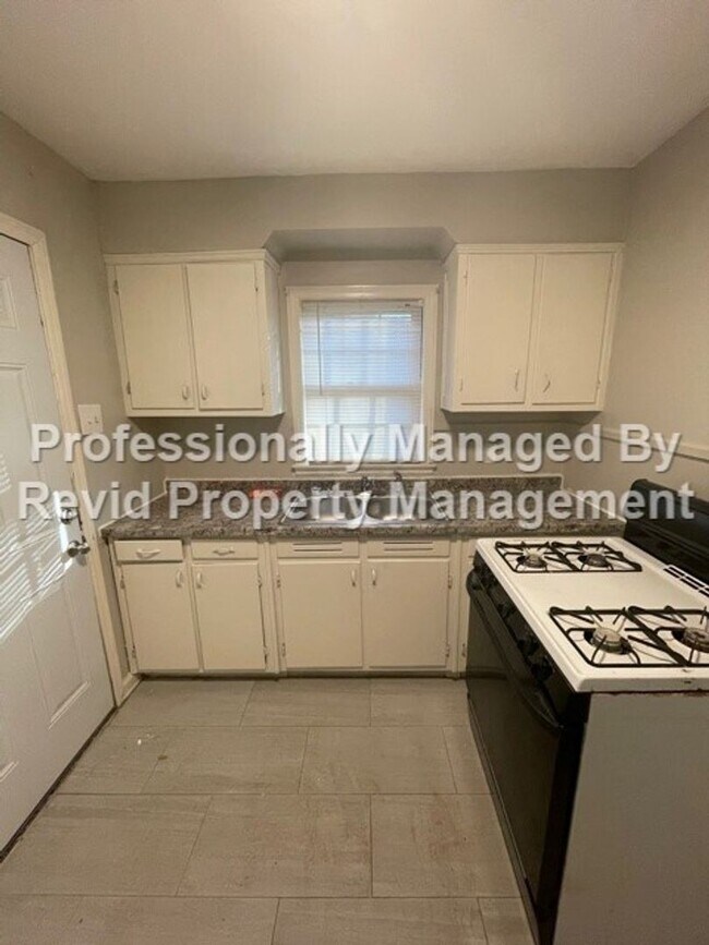 Building Photo - Large 2 Bedroom 1 Bath!