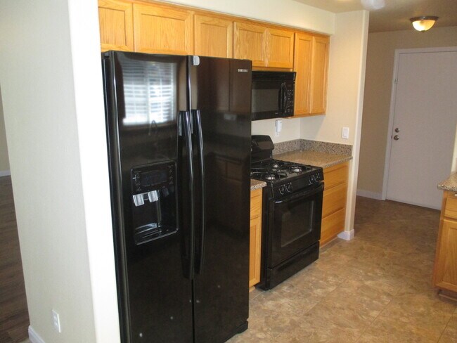 Building Photo - Large Three Bedroom Home in Stayton