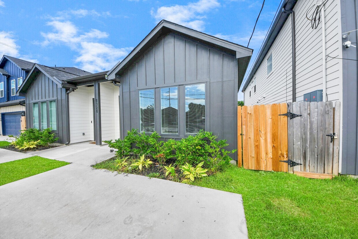 Foto principal - 8324 Corinth St