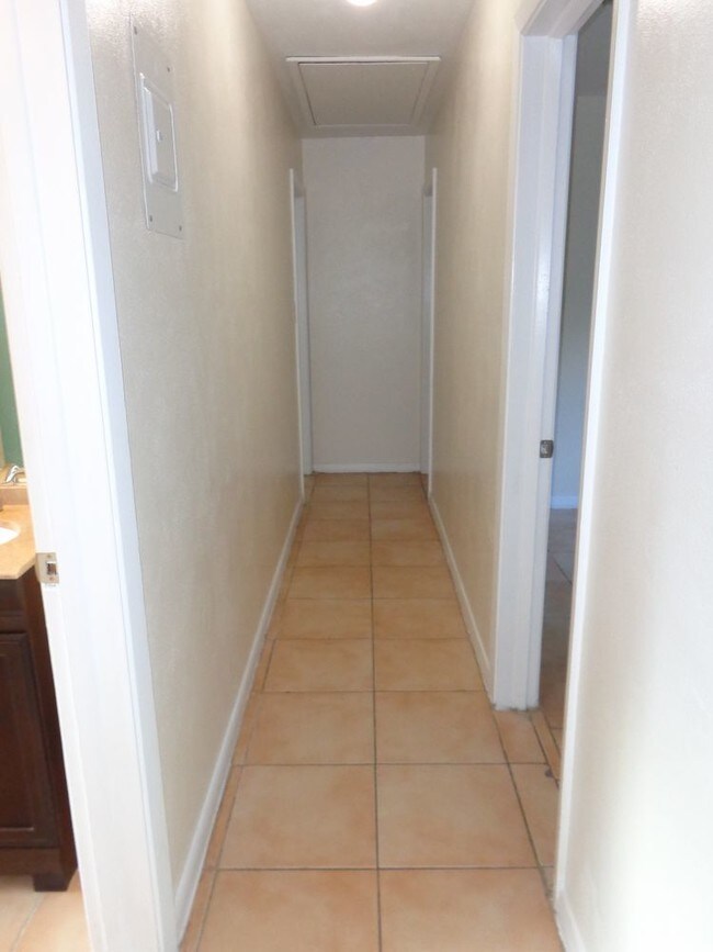 Foto del edificio - 1705 NW 34th Place LEASE PENDING
