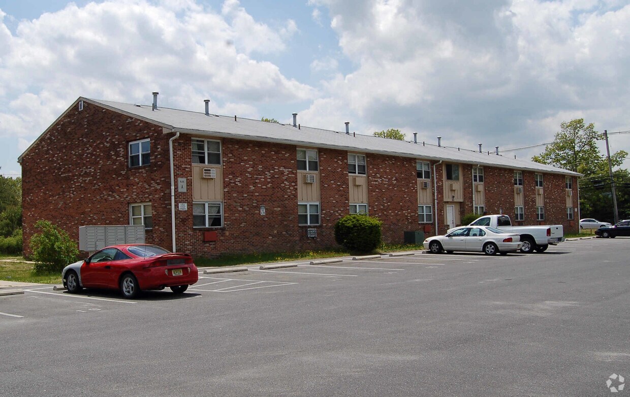 Building Photo - Country Lakes Apartments