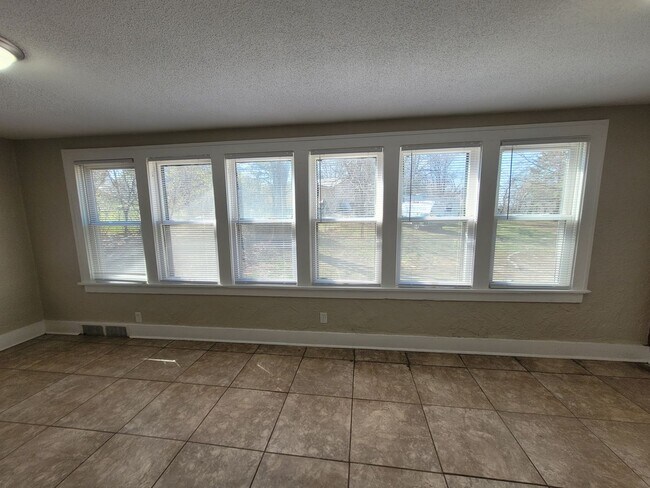 Foto del edificio - Four bedroom home on Indianola Ave with large yard and two decks!