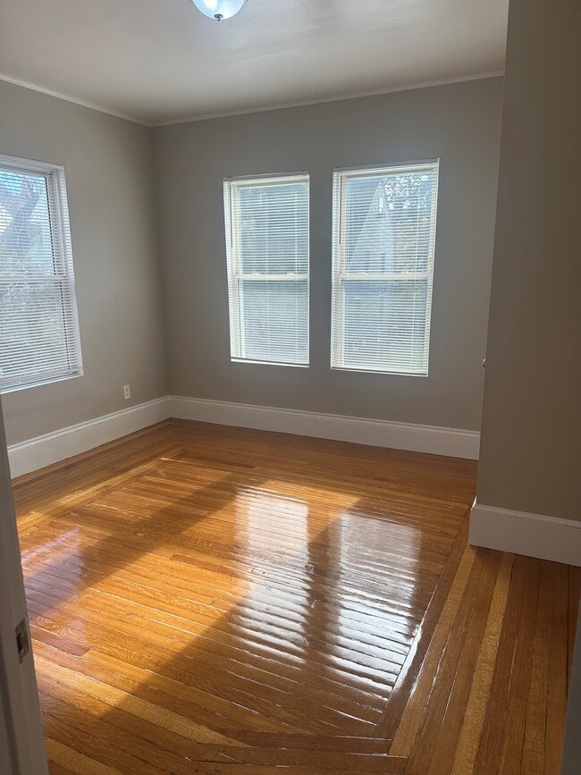 Building Photo - 33 Algonquin St