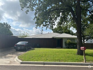 Building Photo - 906 Gilchrist Ave
