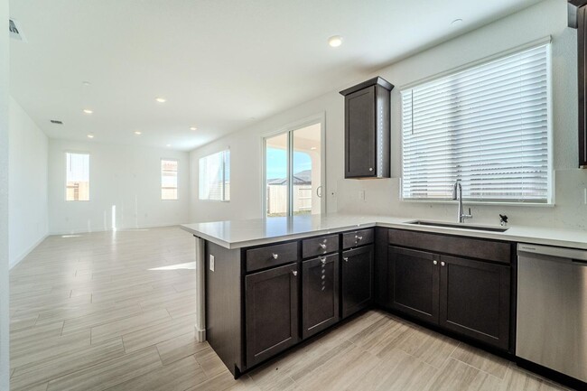 Foto del edificio - BRAND NEW BUILT HOME 4-BD 3-BATH PLUMAS LAKE