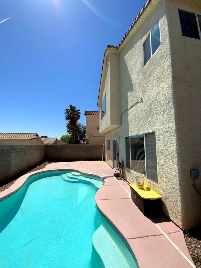 Foto del edificio - 4-bedroom home with a pool in cul de sac!