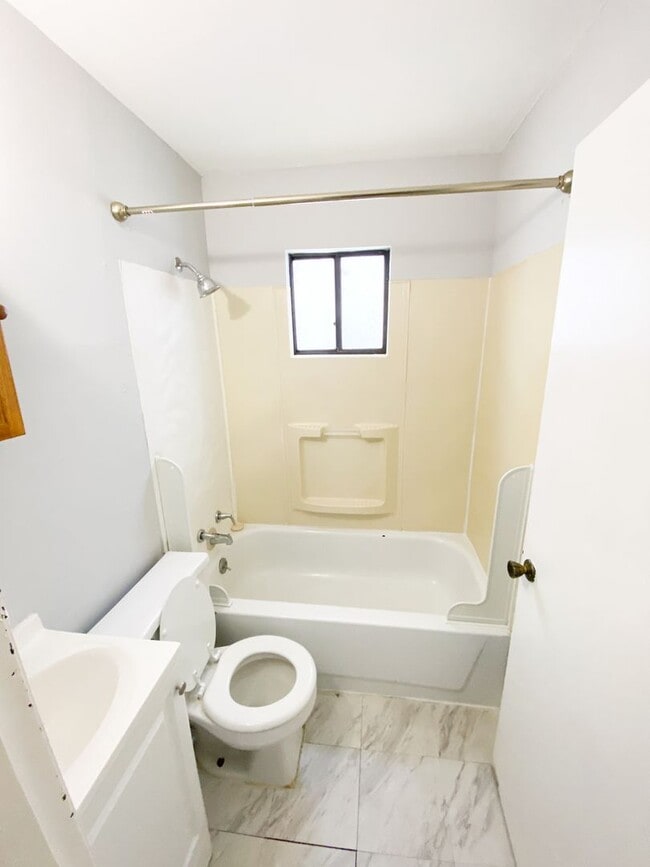 Building Photo - Cheery 1 Bedroom 1 Bath Apartment!!