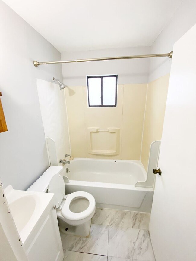 Foto del edificio - Cheery 1 Bedroom 1 Bath Apartment!!