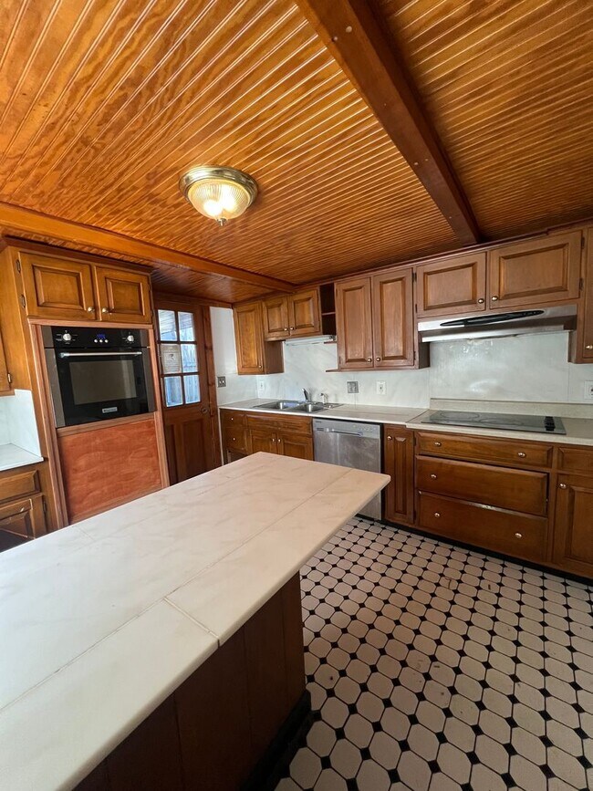 Foto del edificio - Spacious 2 Bedroom House Coming Soon 07/01