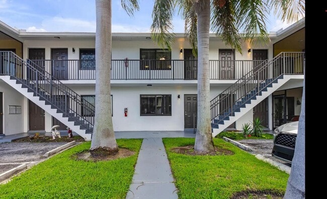 Building Photo - 520 NE 44th St