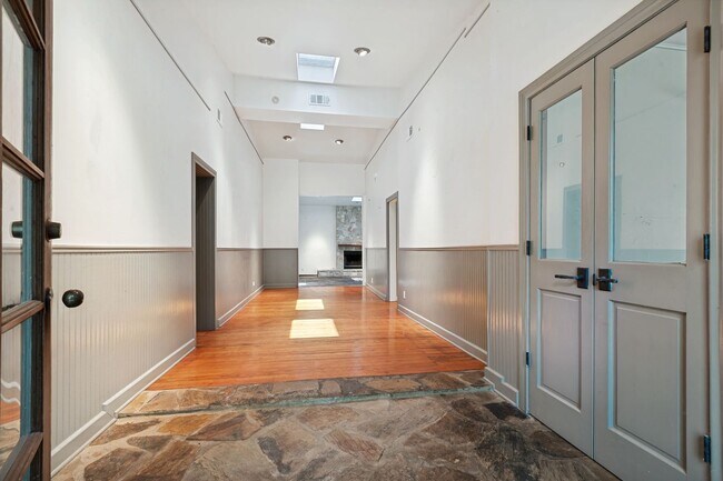 Foto del edificio - BEAUTIFUL 4-BEDROOM HOME IN ALAMO HEIGHTS