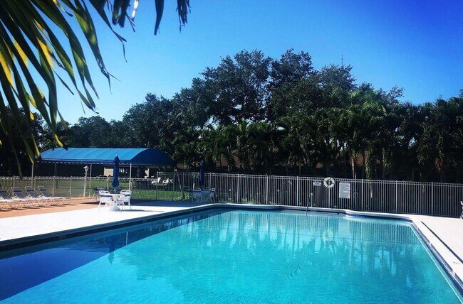 Foto del edificio - 519 Shady Pine Way