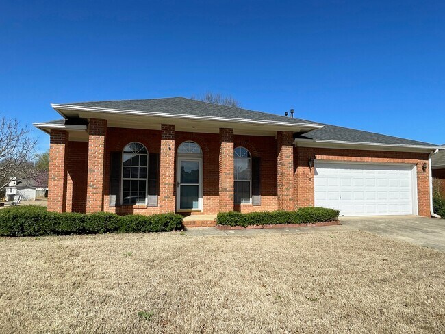 Building Photo - 140 Long Bow Dr