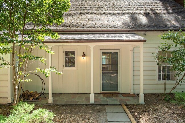 Building Photo - 332 Quaker Hill Rd