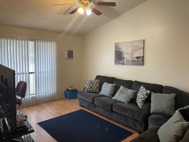 Foto del edificio - AVAILABLE FOR AUGUST MOVE IN!!!  Spacious 2 bedroom 2 Bathroom with a Yard!