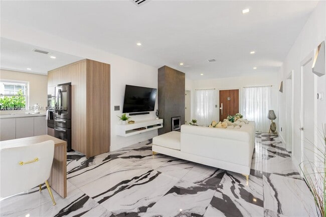 Building Photo - 1544 Michigan Ave