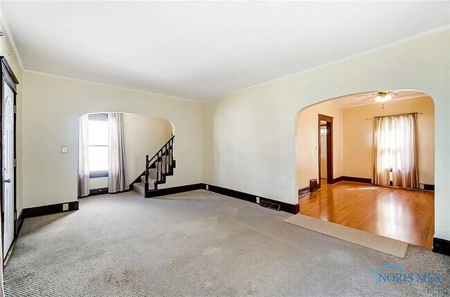 Building Photo - 927 Ogden Ave