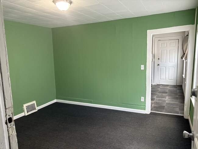 Building Photo - 233 Lakeview Ave