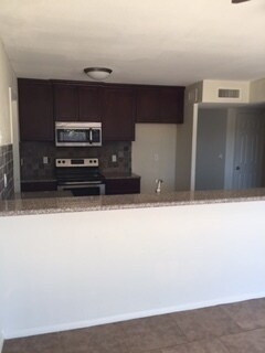 Building Photo - 4 Bedroom 2 Bathroom- Gilbert & Southern