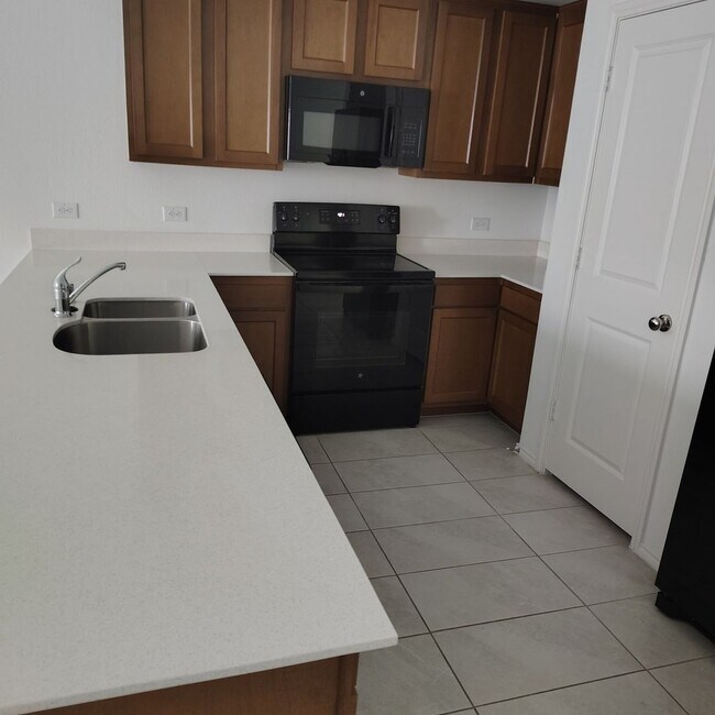 Building Photo - 142 Plumcove Dr