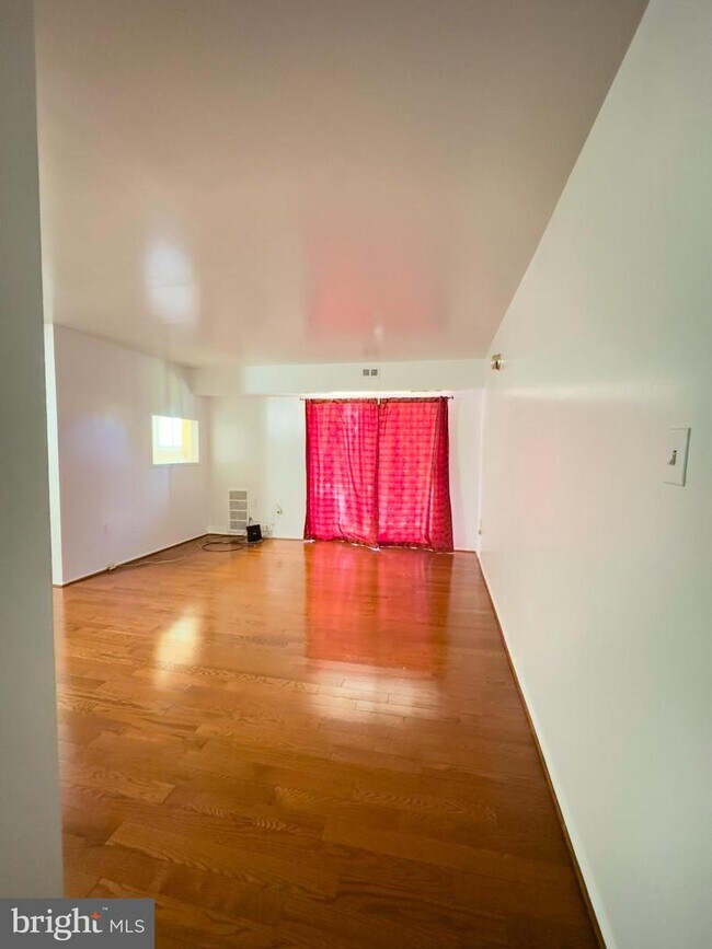 Foto del edificio - 11326 Cherry Hill Rd